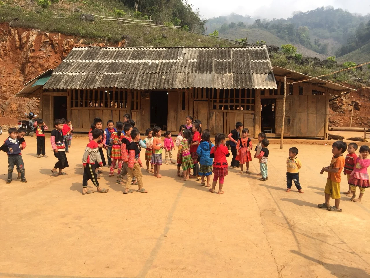 NHẬT KÝ: CHƯƠNG TRÌNH “ÁO ẤM VÙNG CAO” – GIAN NAN HÀNH TRÌNH “CÕNG CHỮ LÊN NON”