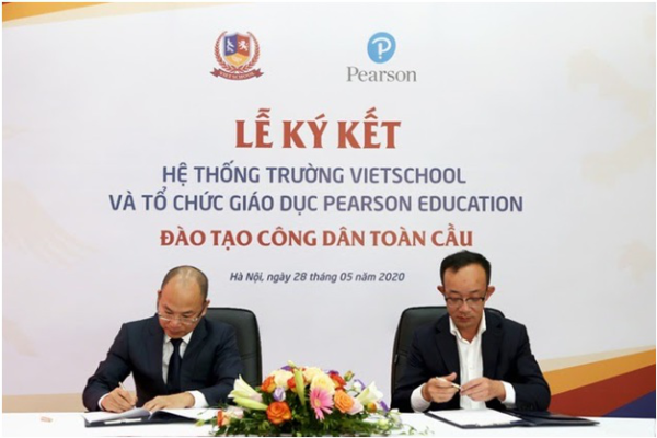 Ông Tạ Hoài Hạnh (trái) – Chủ tịch Hệ thống trường Vietschool và ông Lê Tuấn Dũng (phải) – Tổng giám đốc Pearson Education Việt Nam
