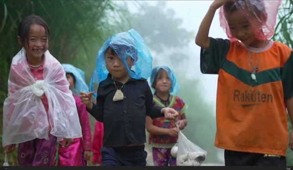GIÁO VIÊN VIETSCHOOL CÙNG QUỸ TRĂNG XANH MANG TRUNG THU ĐẦU TIÊN ĐẾN ĐIỂM TRƯỜNG VÙNG KHÓ HÀ GIANG