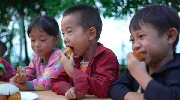GIÁO VIÊN VIETSCHOOL CÙNG QUỸ TRĂNG XANH MANG TRUNG THU ĐẦU TIÊN ĐẾN ĐIỂM TRƯỜNG VÙNG KHÓ HÀ GIANG