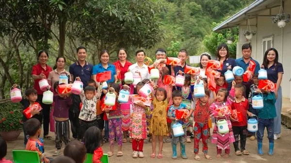 GIÁO VIÊN VIETSCHOOL CÙNG QUỸ TRĂNG XANH MANG TRUNG THU ĐẦU TIÊN ĐẾN ĐIỂM TRƯỜNG VÙNG KHÓ HÀ GIANG