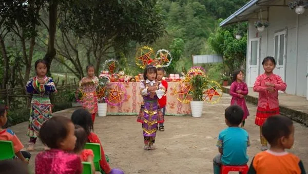 GIÁO VIÊN VIETSCHOOL CÙNG QUỸ TRĂNG XANH MANG TRUNG THU ĐẦU TIÊN ĐẾN ĐIỂM TRƯỜNG VÙNG KHÓ HÀ GIANG