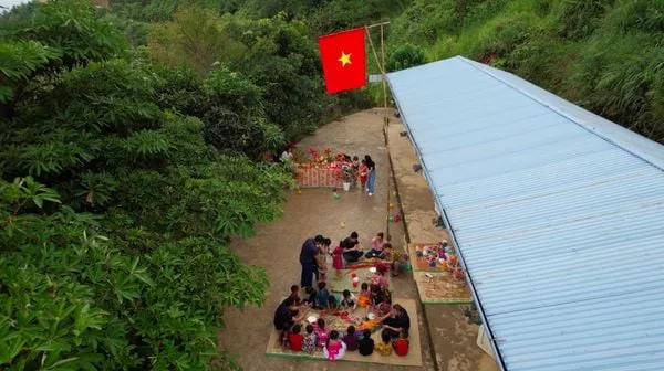 GIÁO VIÊN VIETSCHOOL CÙNG QUỸ TRĂNG XANH MANG TRUNG THU ĐẦU TIÊN ĐẾN ĐIỂM TRƯỜNG VÙNG KHÓ HÀ GIANG