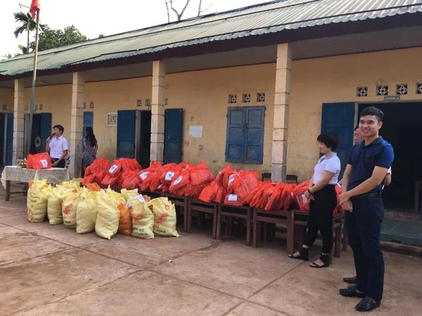 HÀNH TRÌNH TRAO GỬI YÊU THƯƠNG CỦA QUỸ TRĂNG XANH