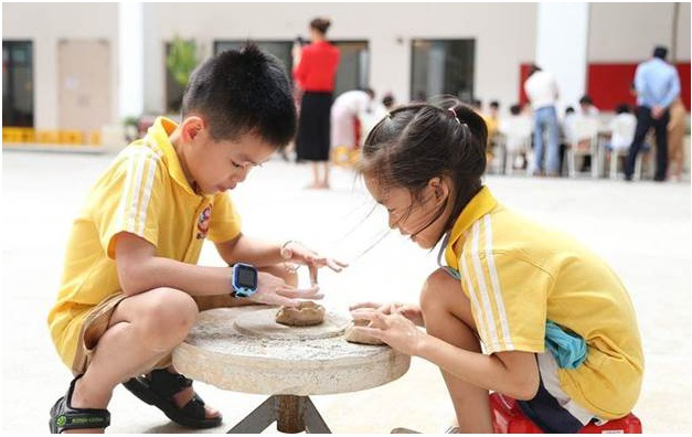 Báo VnExpress: Trường Vietschool hợp tác với Tổ chức Giáo dục Pearson, Anh Vietschoolers thực hành làm gốm tại trường