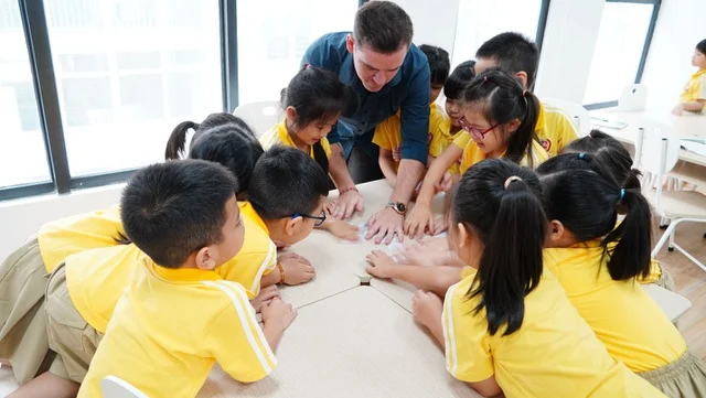 Học tiếng Anh Tiểu học ở đâu hiệu quả? Học sinh học môn tiếng Anh tại Vietschool được tiếp cận từ nhiều hướng