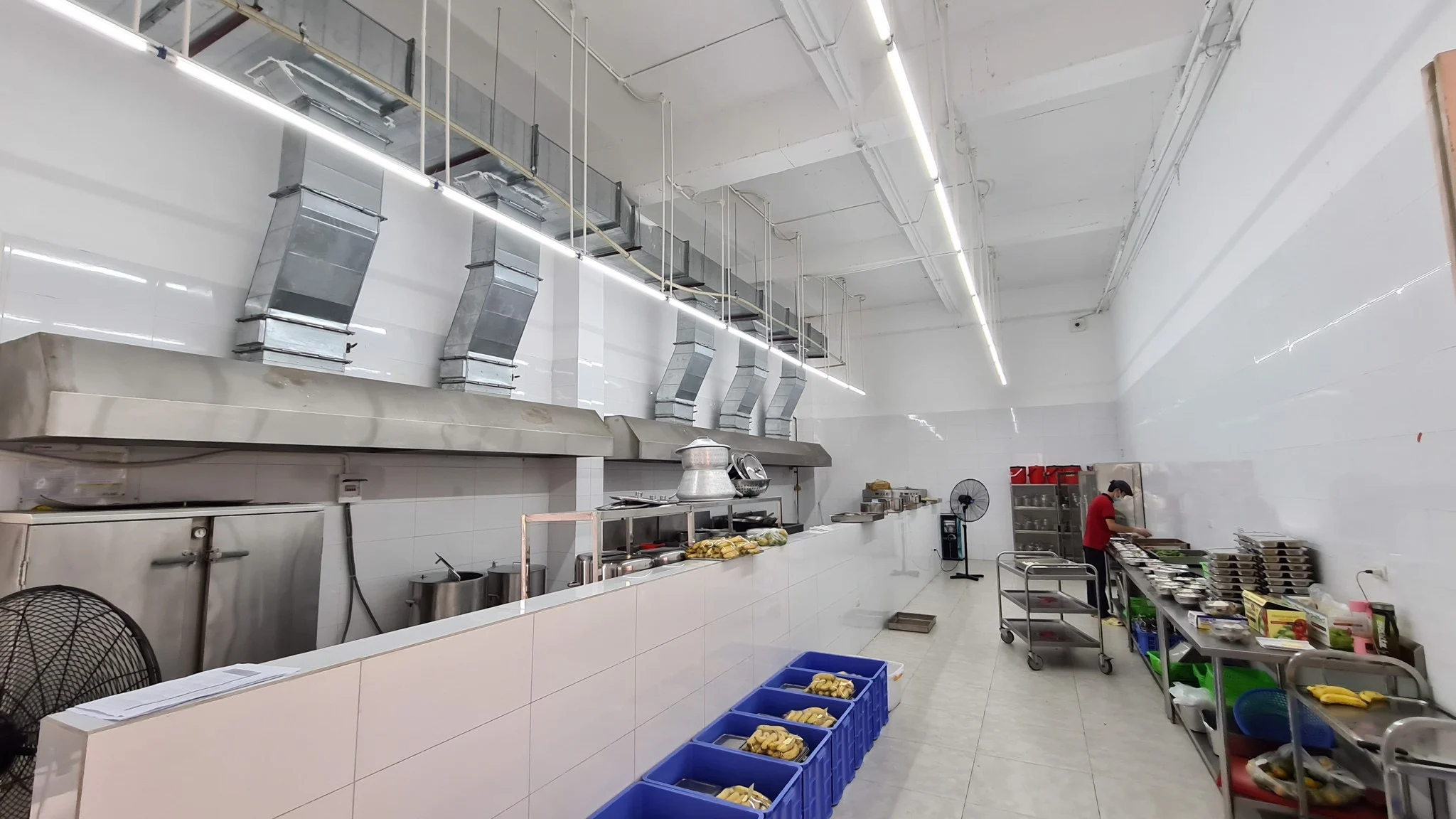 Bếp ăn được trang bị cơ sở vật chất hiện đại, đảm bảo an toàn tuyệt đối