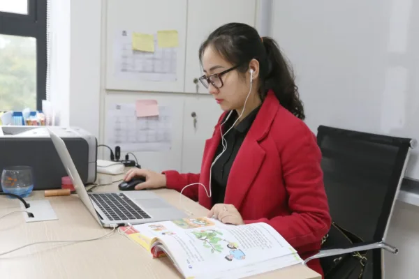 Giáo viên trường Vietschool Pandora dạy học trực tuyến hôm 2/2. Ảnh: Nhà trường cung cấp