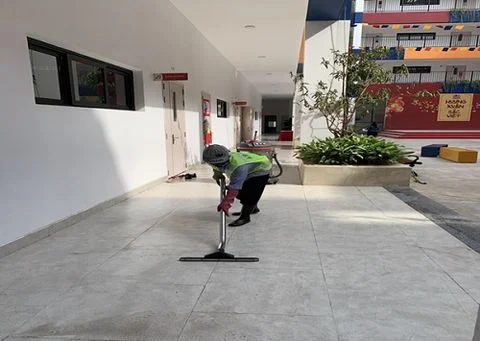 Nhà trường tiến hành tổng vệ sinh tỉ mỉ toàn bộ khuôn viên trường