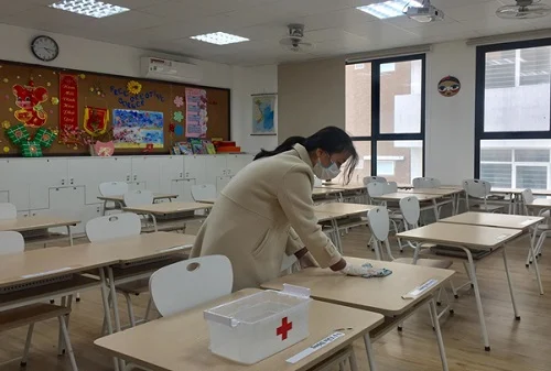 Báo Hà Nội mới: Trường Tiểu học Vietschool làm gì để đón học sinh quay lại trường? Lớp học, các phòng học chức năng được sát khuẩn bằng dung dịch Cloramin B