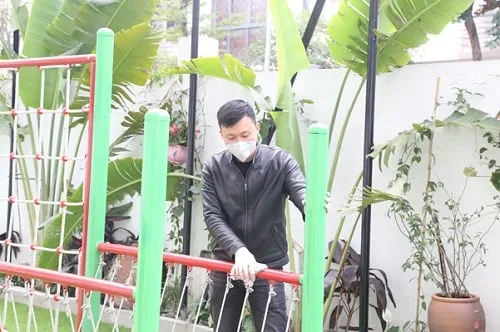 Báo Hà Nội mới: Trường Tiểu học Vietschool làm gì để đón học sinh quay lại trường? Khu vui chơi cũng được sát khuẩn bằng dung dịch Cloramin B