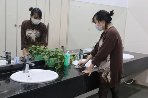 Báo Hà Nội mới: Trường Tiểu học Vietschool làm gì để đón học sinh quay lại trường? Nhà vệ sinh được khử trùng và trang bị thêm nước rửa tay chứa cồn sát khuẩn