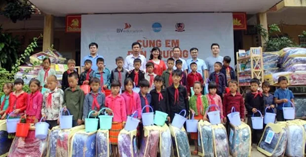 Báo Hà Giang: Tập đoàn Bách Việt tặng quà cho học sinh xã Khâu Vai Cán bộ, nhân viên Tập đoàn Bách Việt tặng quà cho học sinh xã Khâu Vai.