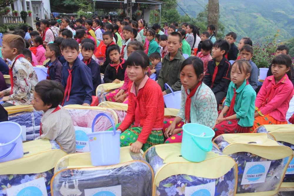 “Cùng em đến trường” tại Mèo Vạc, Hà Giang: Chuyến đi đầy ý nghĩa của Vietschool và Quỹ Trăng Xanh vào tháng 9