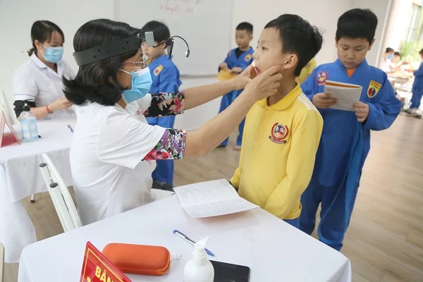 Vietschool kết hợp với các Trung tâm y tế khám sức khỏe toàn diện cho học sinh