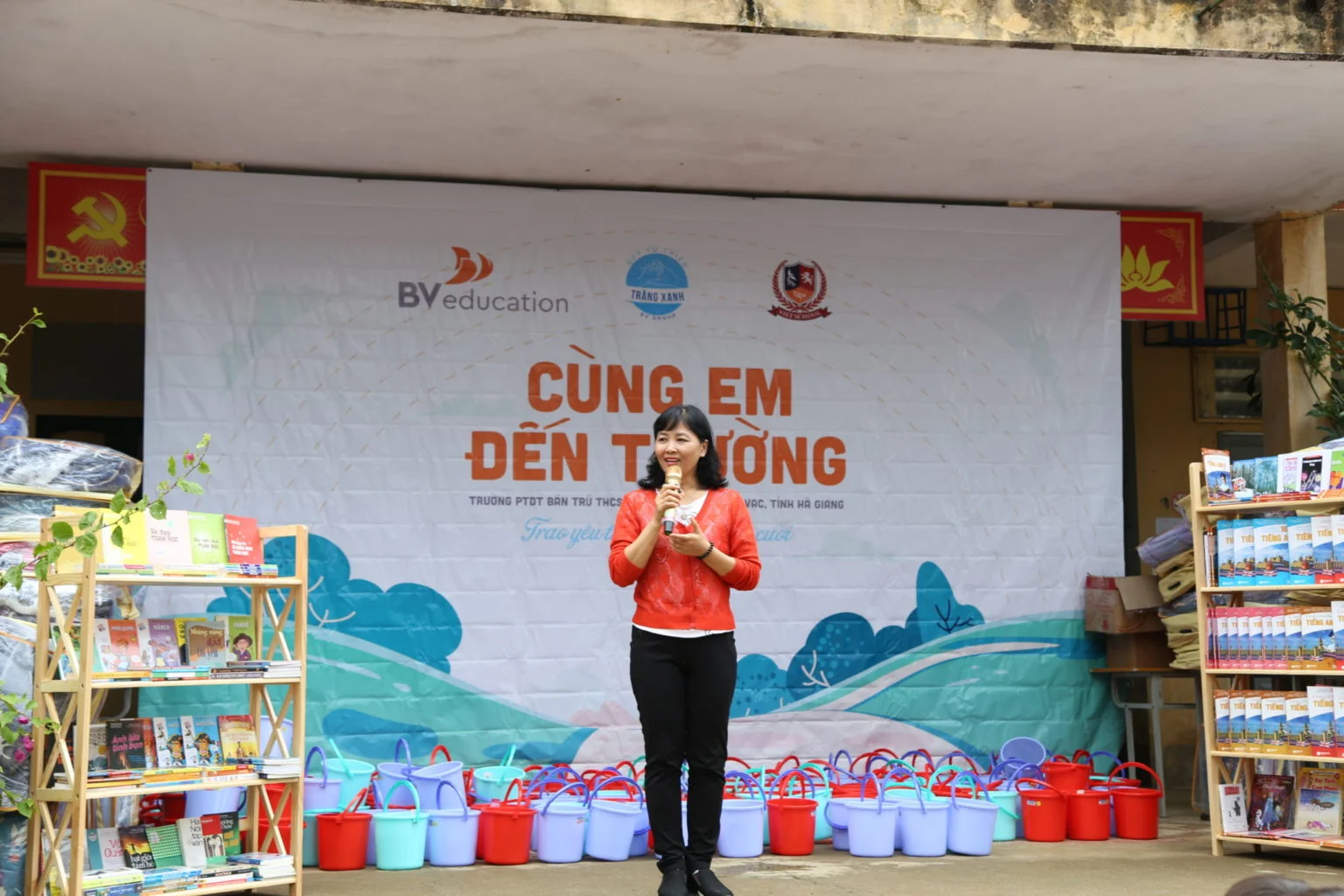 “Cùng em đến trường” tại Mèo Vạc, Hà Giang: Chuyến đi đầy ý nghĩa của Vietschool và Quỹ Trăng Xanh vào tháng 9