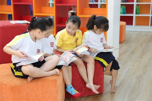 Học sinh Vietschool cùng nhau đọc sách