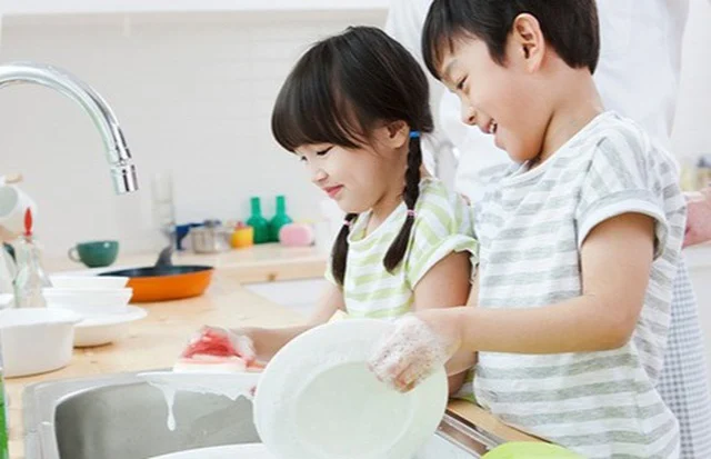 Phương pháp "vàng" dạy trẻ tự lập Nhiều phụ huynh muốn con tự lập nhưng lại từ chối bằng những tình huống rất vô ý như nghĩ con chưa làm được việc gì.