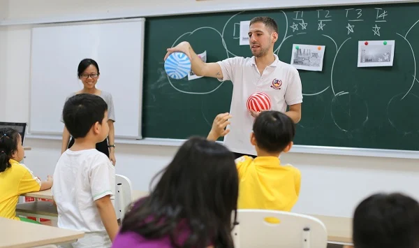 VnExpress: Mô hình Giáo dục Khai phóng tại trường Vietschool Tất cả giáo viên và nhân viên của Vietschool đều trải qua khóa đào tạo “Nhà giáo khai sáng”.
