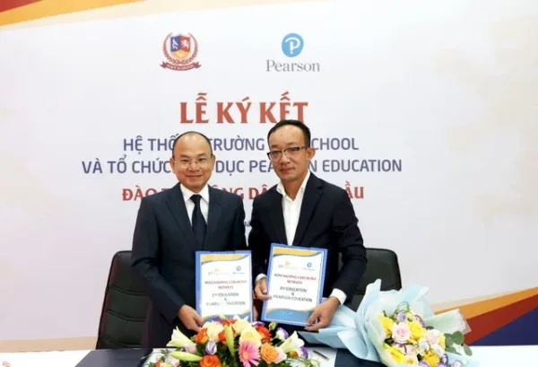 Ông Tạ Hoài Hạnh (trái)- Chủ tịch BV EDUCATION và ông Lê Tiến Dũng (phải) – Tổng giám đốc Pearson education Việt Nam