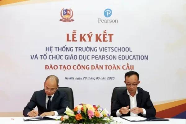 Ông Tạ Hoài Hạnh (trái)- Chủ tịch BV EDUCATION và ông Lê Tiến Dũng (phải) – Tổng giám đốc Pearson education Việt Nam