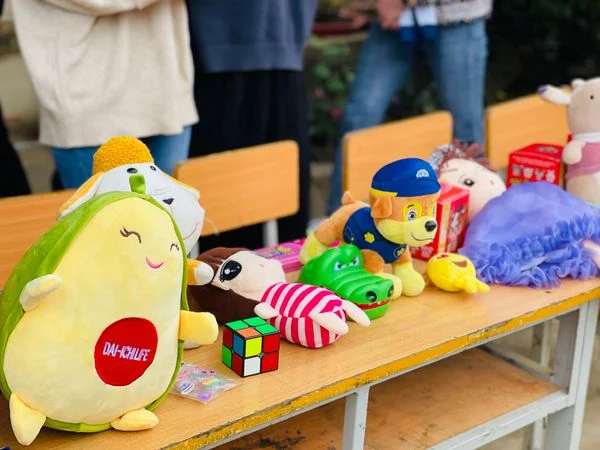VIETSCHOOL CÙNG QŨY TRĂNG XANH GÓP HƠI ẤM CHO TRẺ EM CHIỀNG SƠ Những món đồ chơi mới tinh, ý nghĩa dành tặng các bạn nhỏ Chiềng Sơ