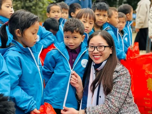 VIETSCHOOL CÙNG QŨY TRĂNG XANH GÓP HƠI ẤM CHO TRẺ EM CHIỀNG SƠ Cô Đặng Thị Thu Trang - Giám đốc Khối giáo dục trao tặng áo khoác cho các em học sinh