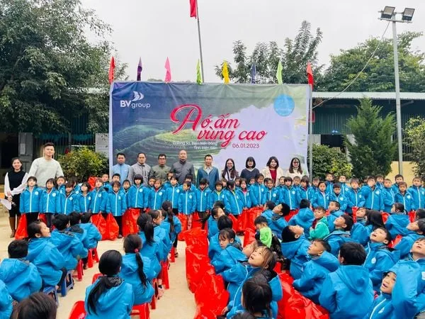 VIETSCHOOL CÙNG QŨY TRĂNG XANH GÓP HƠI ẤM CHO TRẺ EM CHIỀNG SƠ