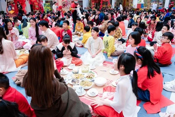 THẦY TRÒ VÀ PHỤ HUYNH VIETSCHOOL CHUNG TAY “GÓP MỘT MÙA XUÂN”