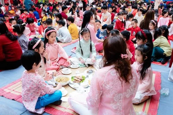 THẦY TRÒ VÀ PHỤ HUYNH VIETSCHOOL CHUNG TAY “GÓP MỘT MÙA XUÂN”