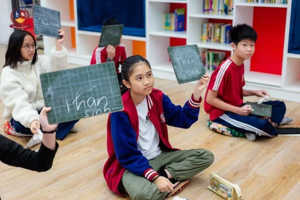 [VĂN SỬ KIÊU HÙNG] VIETSCHOOLERS KHÔNG CHỈ HỌC TIẾNG VIỆT, CHÚNG EM YÊU TIẾNG VIỆT