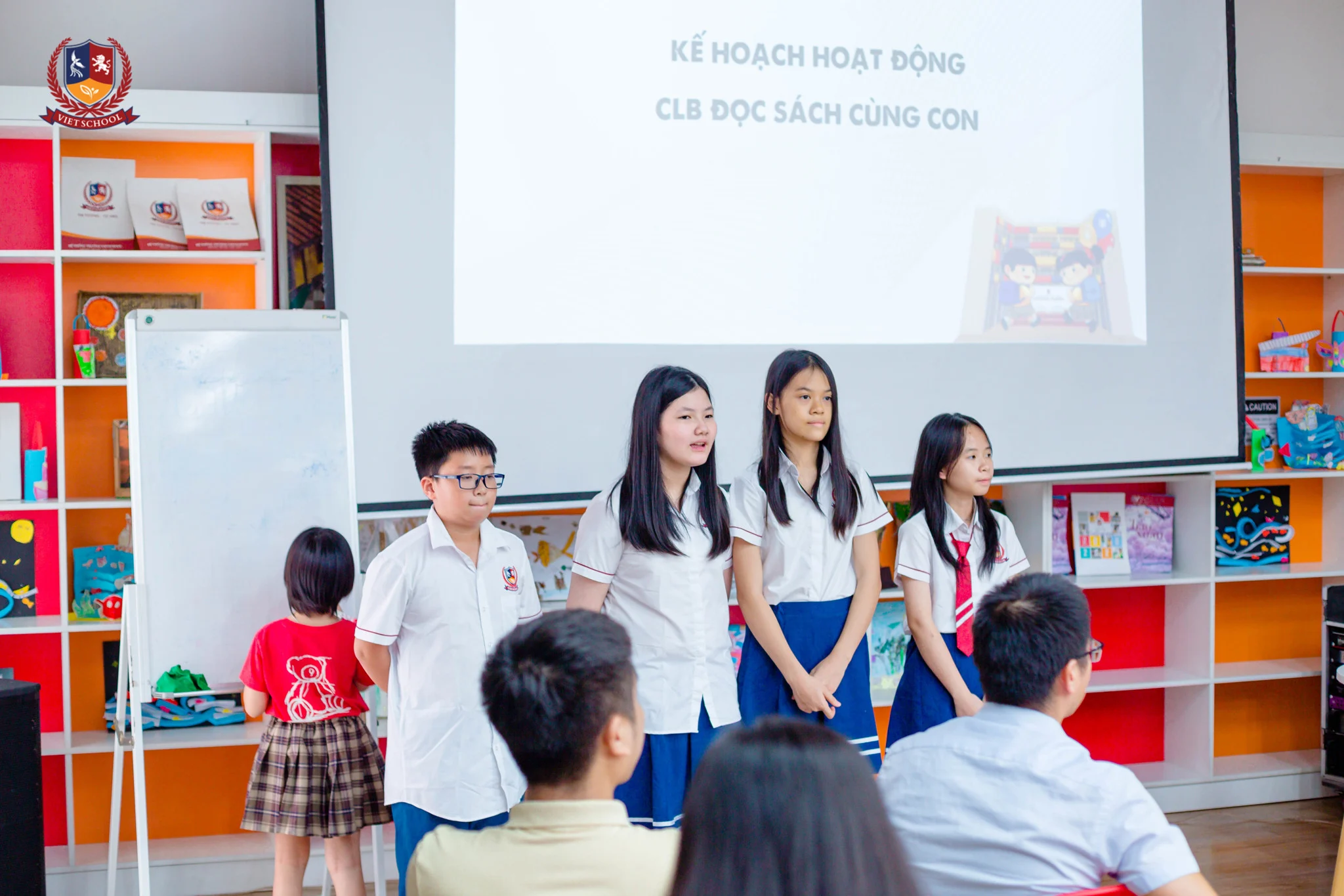 Ban Văn hoá đọc của Hội đồng học sinh giới thiệu ra mắt CLB Đọc sách cùng con và hỗ trợ tổ chức chương trình