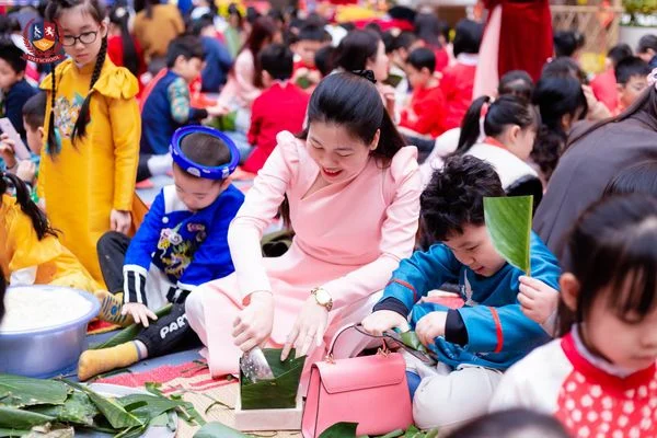 THẦY TRÒ VÀ PHỤ HUYNH VIETSCHOOL CHUNG TAY “GÓP MỘT MÙA XUÂN”