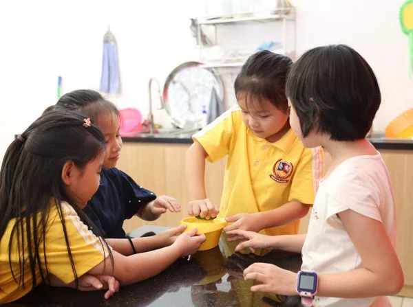 CHƯƠNG TRÌNH BẢN SẮC VIETSCHOOL GIÚP HỌC SINH TRỞ THÀNH CÔNG DÂN TOÀN CẦU Học sinh được trải nghiệm nấu ăn tại phòng Cooking Studio