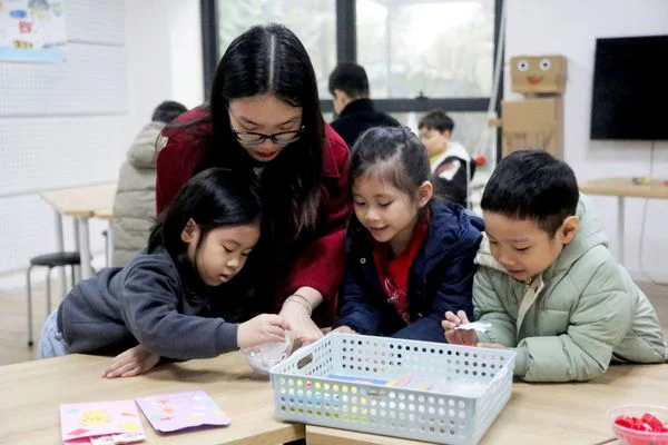 VIETSCHOOL OPEN CAMPUS: PHỤ HUYNH ĐƯỢC THẤU HIỂU, CON ĐƯỢC TRẢI NGHIỆM VÔ VÀN ĐIỀU THÚ VỊ Cùng nhau trải nghiệm lớp STEAM tại Vietschool