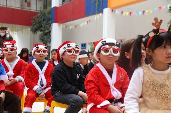Giáng sinh rộn ràng, tràn ngập sắc màu tại Vietschool