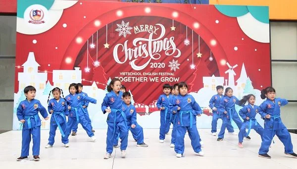 Giáng sinh rộn ràng, tràn ngập sắc màu tại Vietschool