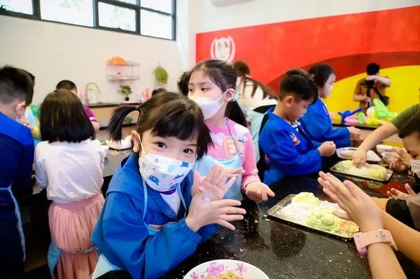 ĐÓN CHÀO HÀNG TRĂM GIA ĐÌNH ĐẾN VỚI "NGÀY HỘI KHÁM PHÁ VIETSCHOOL"