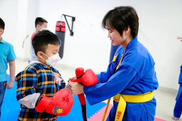 ĐÓN CHÀO HÀNG TRĂM GIA ĐÌNH ĐẾN VỚI "NGÀY HỘI KHÁM PHÁ VIETSCHOOL"