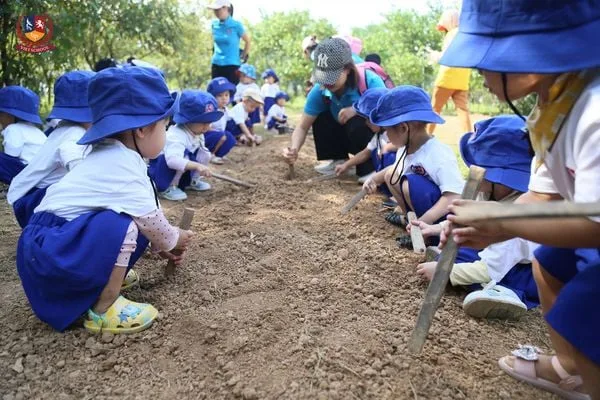 TRẢI NGHIỆM MỘT NGÀY CỦA NÔNG DÂN NHÍ HẠNH PHÚC