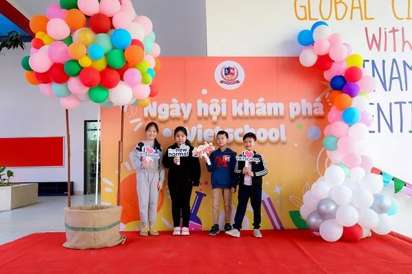 ĐÓN CHÀO HÀNG TRĂM GIA ĐÌNH ĐẾN VỚI "NGÀY HỘI KHÁM PHÁ VIETSCHOOL"