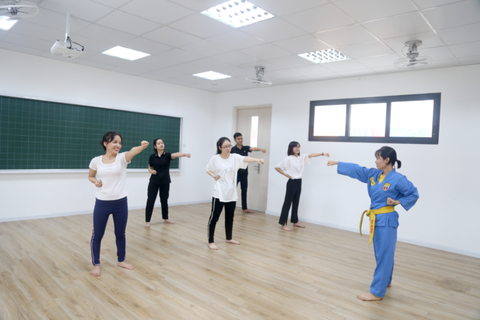 GIÁO VIÊN THCS VIETSCHOOL ĐÀO TẠO VÀ TẬP HUẤN GIẢNG DẠY, SẴN SÀNG CHÀO ĐÓN NĂM HỌC MỚI 2020-2021 Cô Phạm Thị Hồng Thúy tập huấn giảng dạy môn võ Vovinam