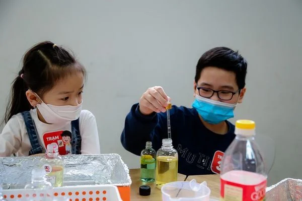 ĐÓN CHÀO HÀNG TRĂM GIA ĐÌNH ĐẾN VỚI "NGÀY HỘI KHÁM PHÁ VIETSCHOOL"
