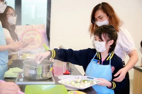 ĐÓN CHÀO HÀNG TRĂM GIA ĐÌNH ĐẾN VỚI "NGÀY HỘI KHÁM PHÁ VIETSCHOOL"