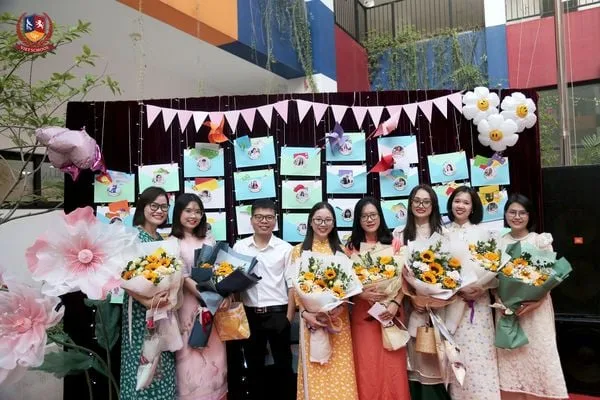 TRI ÂN NGƯỜI DẪN LỐI - CHẮP CÁNH VẠN ƯỚC MƠ (Tập thể BLĐ, giáo viên nhà trường lưu lại những kỷ niêm trong ngày lễ đáng nhớ)