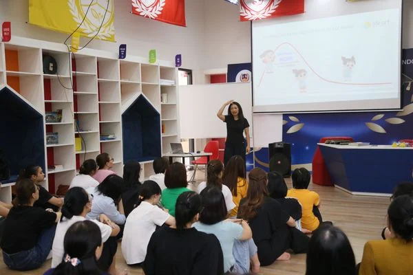 TỰ HÀO ĐỘI NGŨ GIÁO VIÊN VIETSCHOOL: TRẺ TRUNG, NHIỆT HUYẾT, ĐAM MÊ VÀ SÁNG TẠO Buổi đào tạo chuyên đề "Giáo dục cảm xúc" của chuyên gia Lạc Thư tại Vietschool