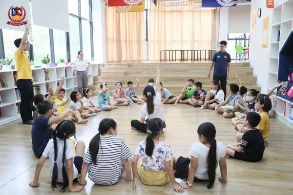 Không khí háo hức đón chào ngày Khai giảng trại hè Vietschool Các bạn nhỏ thích thú làm quen với nhau qua phần khởi động
