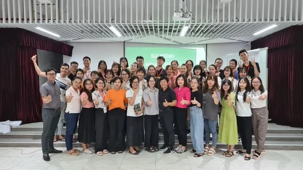 TỰ HÀO ĐỘI NGŨ GIÁO VIÊN VIETSCHOOL: TRẺ TRUNG, NHIỆT HUYẾT, ĐAM MÊ VÀ SÁNG TẠO Buổi đào tạo của Tiến sĩ Trần Khánh Ngọc tại Vietschool
