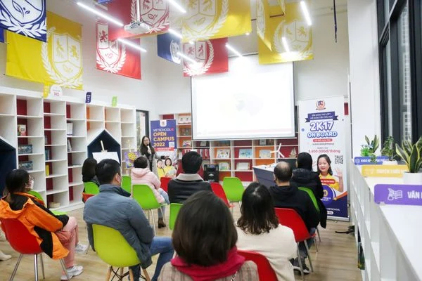 VIETSCHOOL OPEN CAMPUS: PHỤ HUYNH ĐƯỢC THẤU HIỂU, CON ĐƯỢC TRẢI NGHIỆM VÔ VÀN ĐIỀU THÚ VỊ Phụ huynh tham dự Hội thảo Vietschool Open Campus