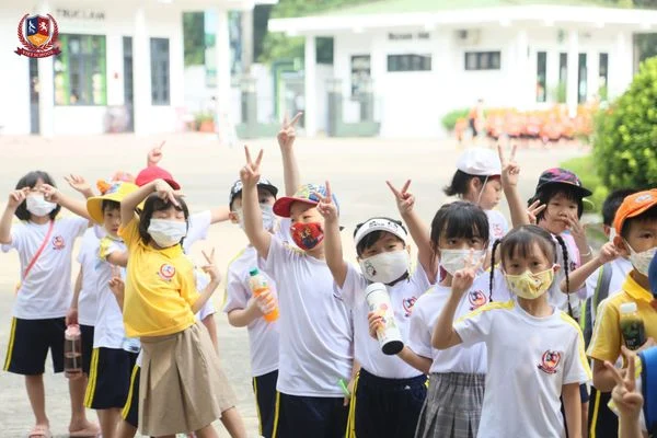 TRẢI NGHIỆM XEM MÚA RỐI NƯỚC ĐẦY HÁO HỨNG VỚI CÁC CON HỌC SINH KHỐI 1